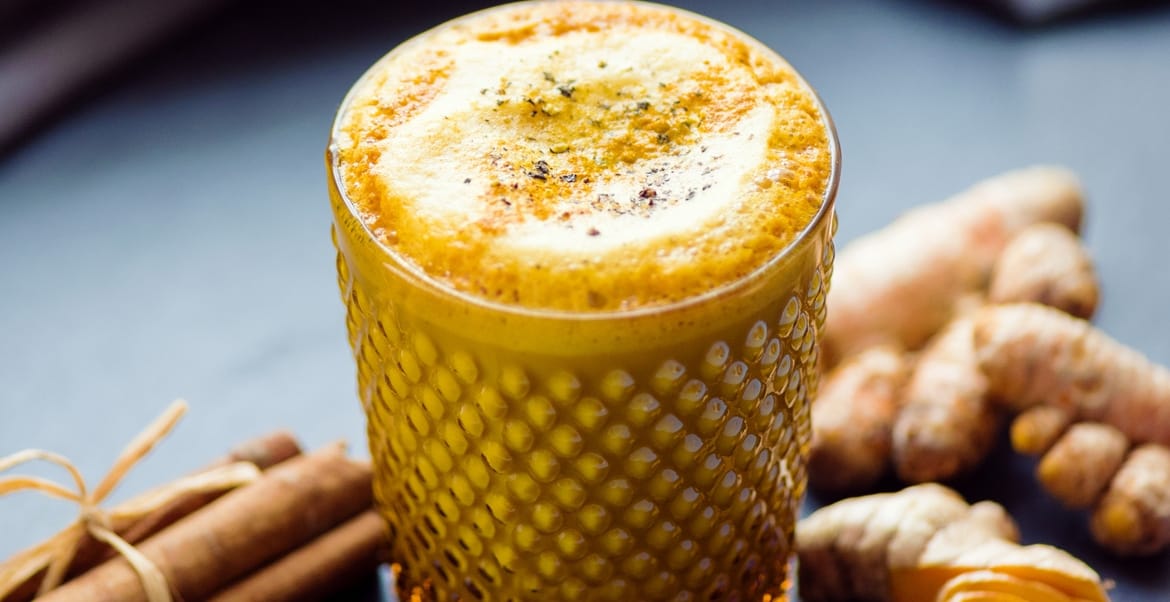 leite de coco com cúrcuma