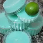 limão fresco e sabão em pedra