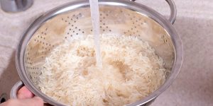 lavar o arroz branco