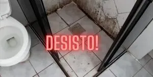 banheiro fedorento