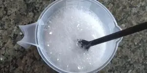 banheiro limpo com mistura caseira