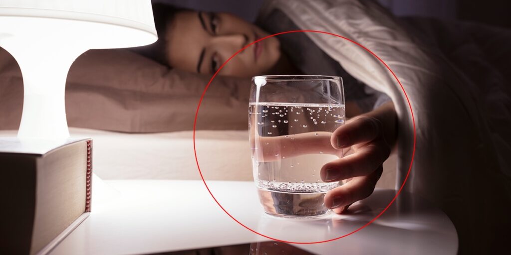 Tomar água do copo da cabeceira da cama é perigoso