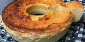 Bolo moça cremosa feito de leite moça