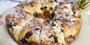 pão doce de chocolate com frutas